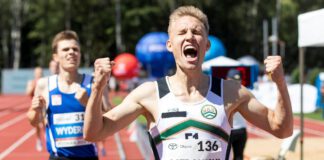 biegacz-zwycięzca przekraczający linię mety