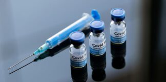 zdjęcie poglądowe: strzykawka oraz trzy ampułki ze szczepionką