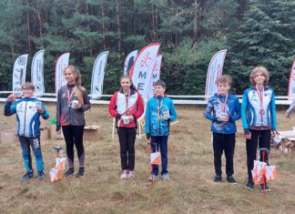 młodzi zawodnicy pozują z medalami