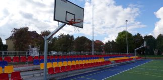 boisko SP.2 w Kwidzynie oraz krzesełka widowni