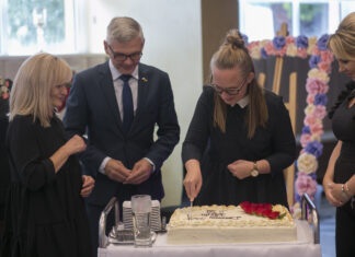 krojenie dużego torta