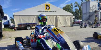 Młody kartingowiec w swoim pojeździe