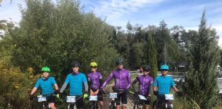 grupa kolarzy z rowerami