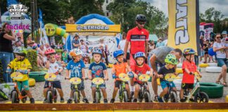 mali cykliści na rowerkach biegowych na starcie