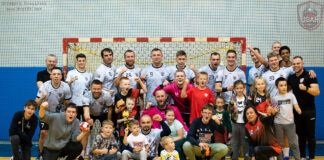 drużyna piłki ręcznej wraz z kibicami