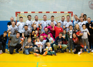 drużyna piłki ręcznej wraz z kibicami