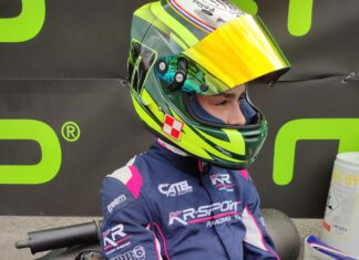 młody kierowca kartingowy w kasku