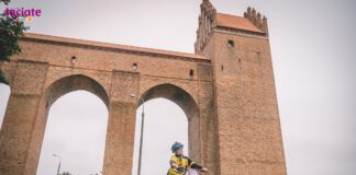 rowerzyści jadą obok zamku kwidzyńskiego