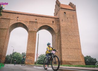 rowerzyści jadą obok zamku kwidzyńskiego