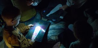 dzieci w ciemności podświetlają wybrane elementy