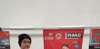 Colin Ważny przy plakacie ze swoim wizerunkiem