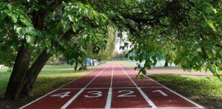 początek bieżni z cyframi 1 2 3 4