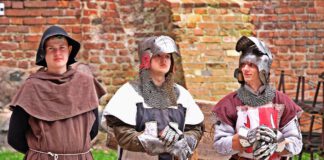 chłopcy przebrani za rycerzy