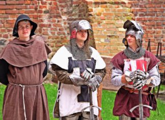 chłopcy przebrani za rycerzy