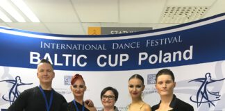 dwie pary taneczne wraz ze swoją trenerką