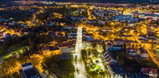 Widok miasta Kwidzyn nocą z drona