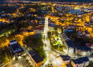 Widok miasta Kwidzyn nocą z drona