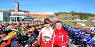 dwóch mężczyzn, w tle ustawione gokarty