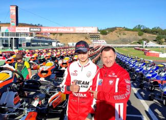 Colin Ważny na ROTAX GRAND FINALS dwóch mężczyzn, w tle ustawione gokarty