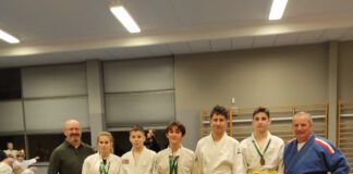 5 zawodników sumo, w tym 3 z medalami oraz 2 trenerów