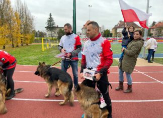 Dorośli i dzieci na bieżni, dziecko na ręku u mamy z flagą Polski