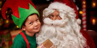 święty Mikołaj z dzieckiem w czapce elfa