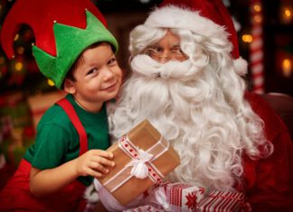 święty Mikołaj z dzieckiem w czapce elfa