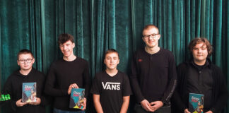 nagrodzeni uczniowie - 5 chłopaków