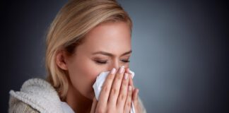 kobieta z chusteczką przy nosie