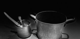 stary garnek i kubek ze sztućcami