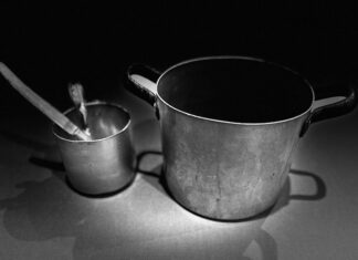 Przybysz – Mieszkaniec – Obywatel stary garnek i kubek ze sztućcami