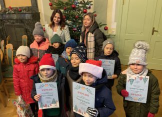 Uczestnicy finału konkursu na projekt kartki świątecznej z burmistrzem