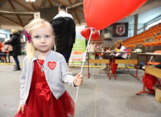 31. Finał WOŚP – ciekawostki mała dziewczynka w czerwonej sukience z balonem