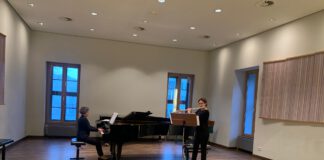 Na scenie - flecistka i pianistka przy fortepianie