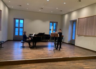 Na scenie - flecistka i pianistka przy fortepianie