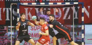 Zawodnicy podczas meczu w piłkę ręczną