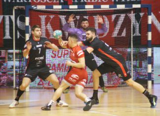 Zawodnicy podczas meczu w piłkę ręczną