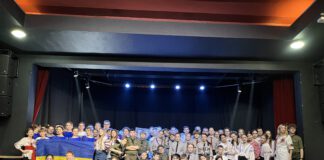 Młodzież polsko-ukraińska na scenie z flagą Ukrainy