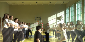 kadr z filmu tanecznego, uczniowie w trakcie wykonywania tańca konkursowego