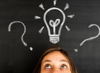 Zrealizuj własny projekt z dziedziny kultury kobieta myśląca - w tle tablica z narysowaną kredą żarówką i znakami zapytania