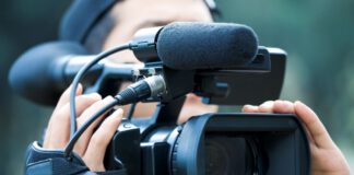 Kamera, w tle operator