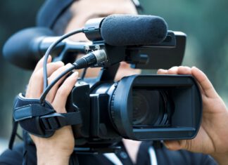 Warsztaty filmowania dla młodzieży Kamera, w tle operator