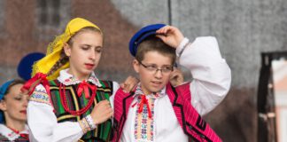 para młodych tancerzy w strojach ludowych