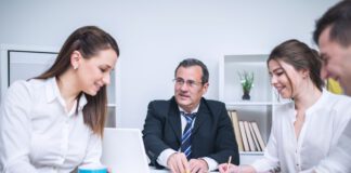 grupa ludzi podczas konsultacji