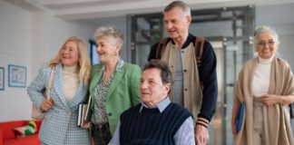 grupa zadowolonych seniorów na korytarzu