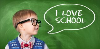 chłopiec w dużych okularach, napis w chmurce" I love school"
