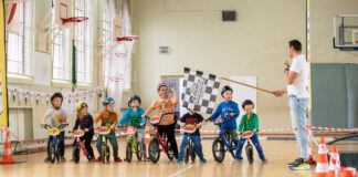 Przedszkolaki w czasie warsztatów na rowerkach biegowych