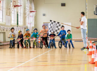 Przedszkolaki w czasie warsztatów na rowerkach biegowych