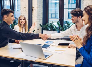 grupa młodych przedsiębiorców