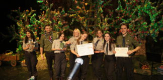 Grupa harcerzy na scenie